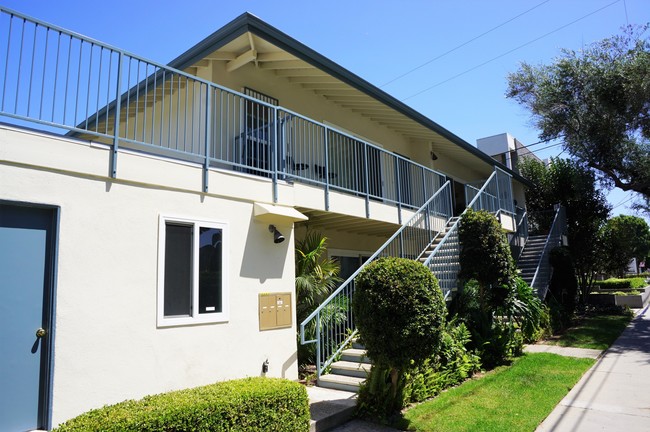 3560 Emerald St in Torrance, CA - Foto de edificio - Building Photo