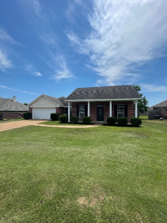 129 Beechwood Cir in Pearl, MS - Building Photo