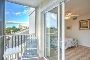 5532 NE Gulfstream Way in Stuart, FL - Building Photo