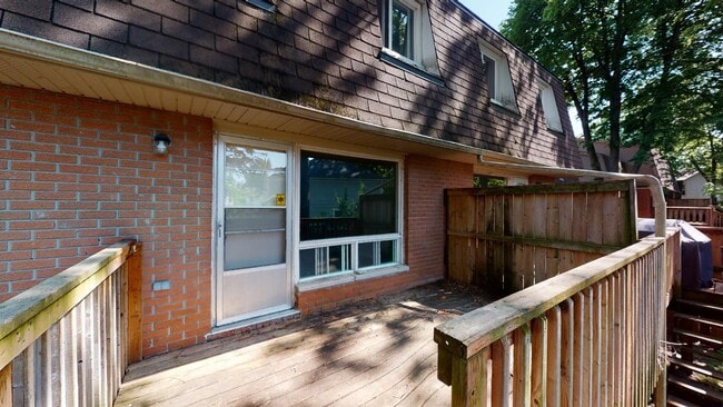 1308 Commissioners Rd W in London, ON - Building Photo - Building Photo