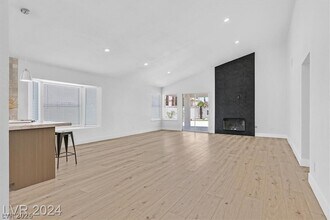 8 Barton Spring Cir in Henderson, NV - Building Photo - Building Photo