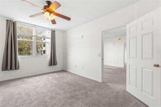 2421 NE 65th St, Unit 318 in Fort Lauderdale, FL - Foto de edificio - Building Photo