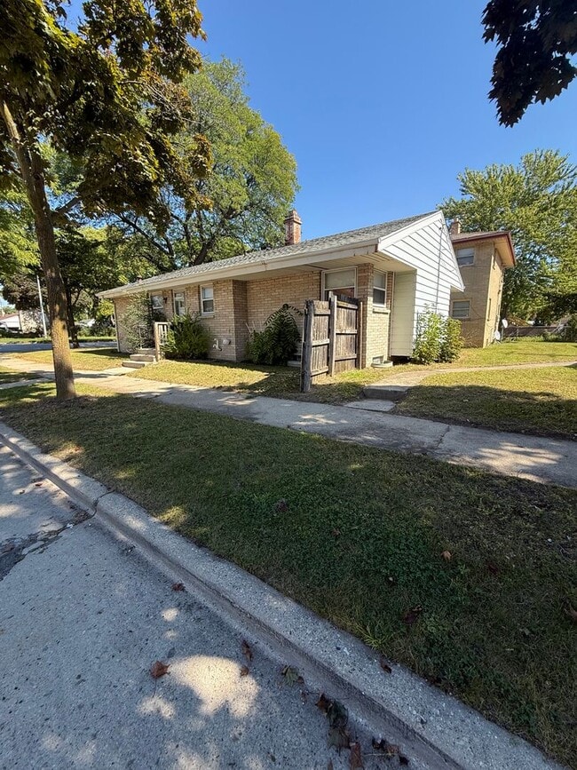 7335 W Hampton Ave in Milwaukee, WI - Foto de edificio - Building Photo