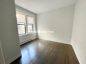 65 Park Dr, Unit 18 in Boston, MA - Foto de edificio - Building Photo