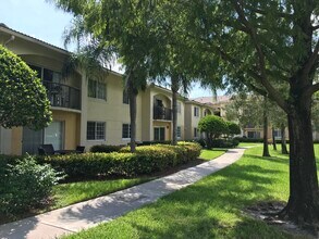 700 Crestwood Ct S-Unit -708 in Royal Palm Beach, FL - Building Photo - Building Photo