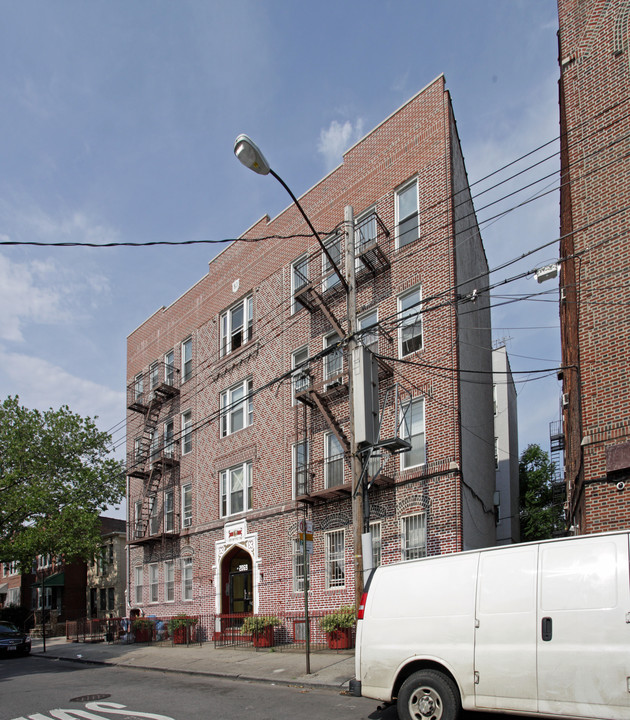 2069 E 12th St in Brooklyn, NY - Foto de edificio