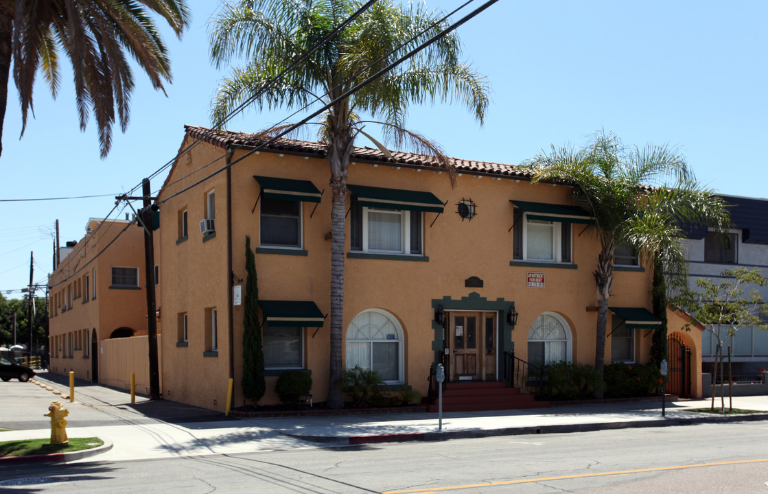 Elm Tree Plaza Apartments in Long Beach, CA - Building Photo