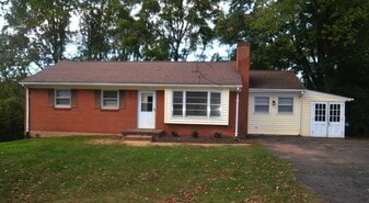 197 Hilltop Dr in Madison Heights, VA - Building Photo