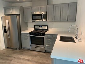 8923 Orion Ave in Los Angeles, CA - Building Photo