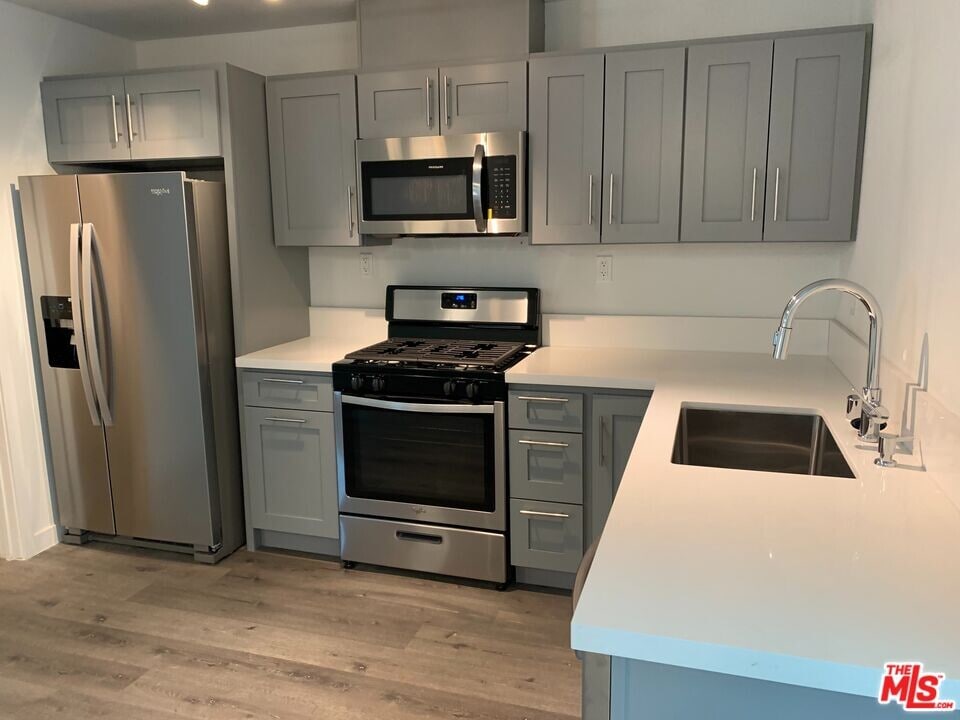 8923 Orion Ave in Los Angeles, CA - Building Photo