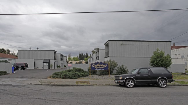 Castlewood Apartments in Napa, CA - Foto de edificio - Building Photo