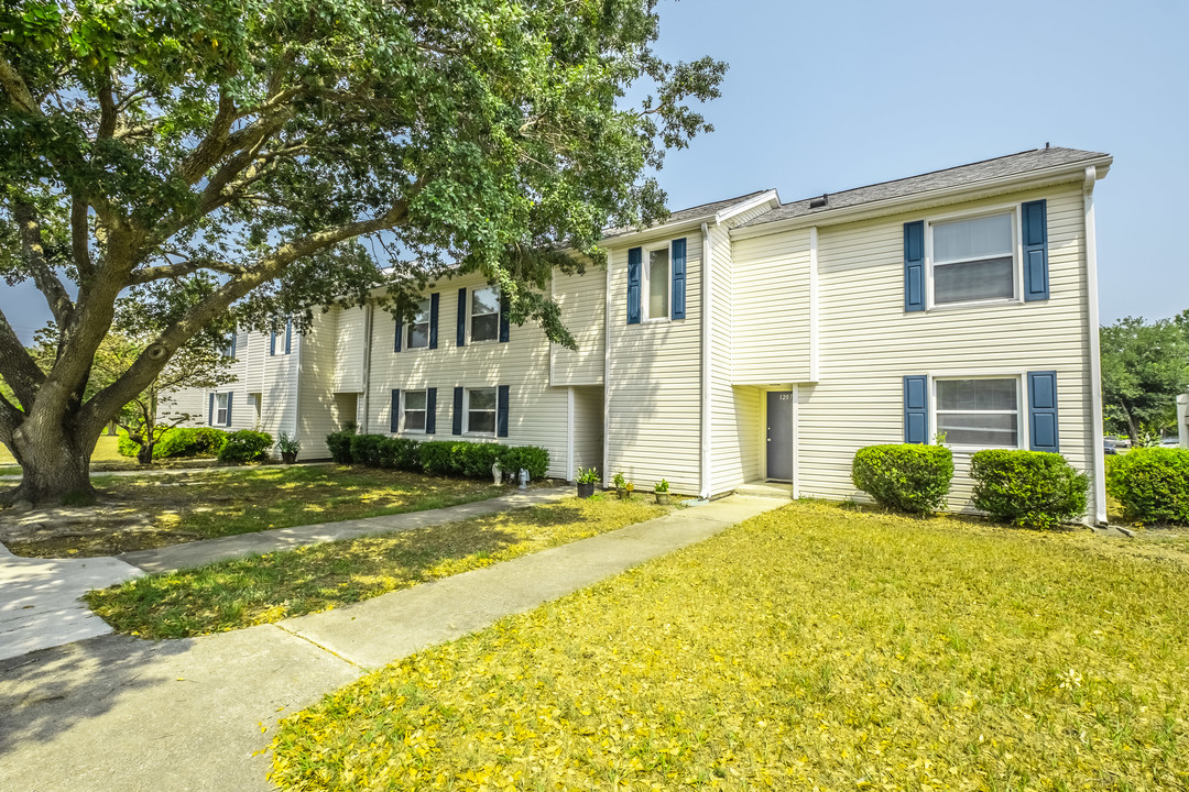 New Hanover Village in Wilmington, NC - Foto de edificio