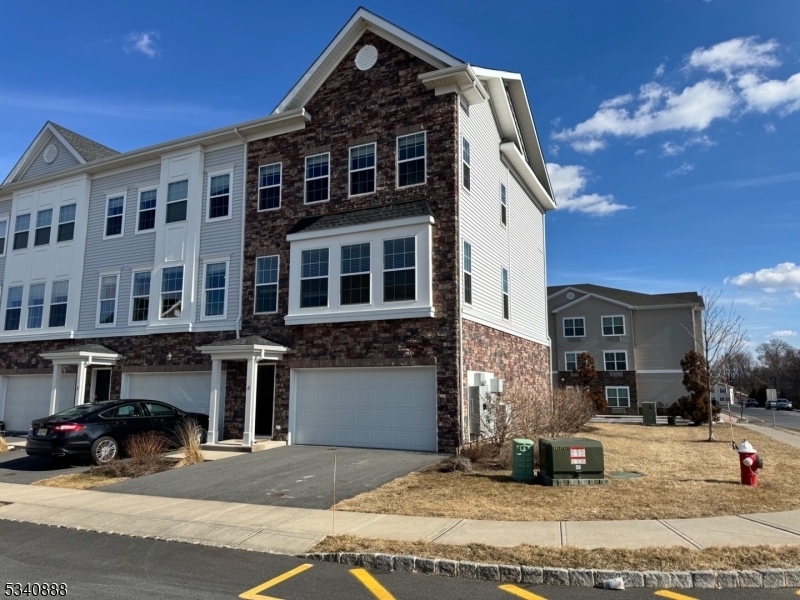 6 Colgate Dr in Morristown, NJ - Building Photo