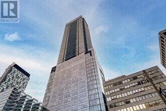 488 University Ave in Toronto, ON - Building Photo - Building Photo