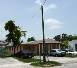 6038-6040 Buchanan St in Hollywood, FL - Building Photo - Building Photo