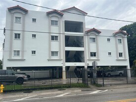218 SW 8th Ave in Miami, FL - Building Photo