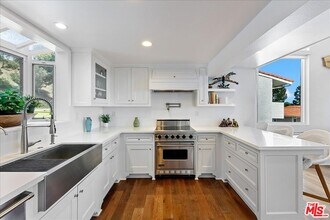 28242 Rey De Copas Ln in Malibu, CA - Building Photo - Building Photo