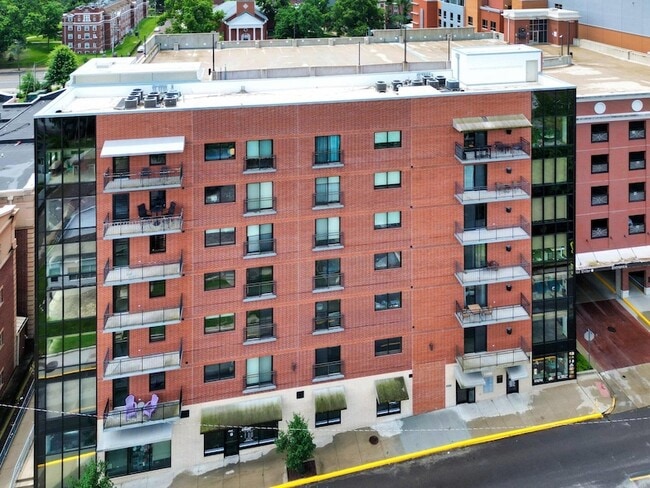 1200 E Walnut St, Unit 302 in Columbia, MO - Foto de edificio - Building Photo