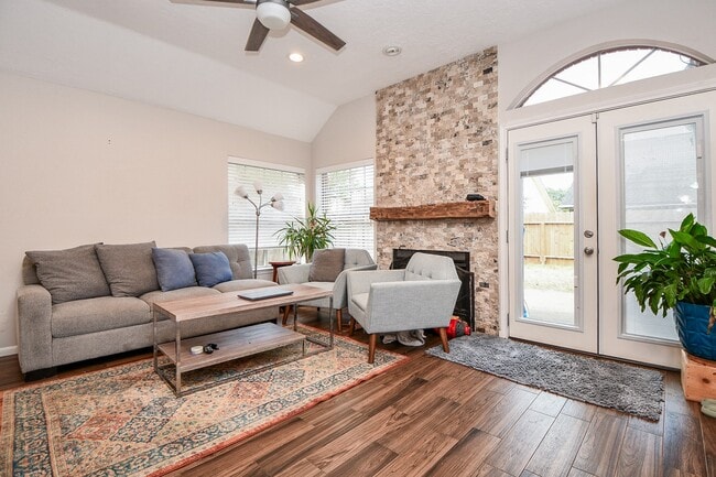 8323 Lake Crystal Dr