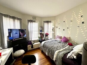 94 E Cottage St, Unit 2 in Boston, MA - Foto de edificio - Building Photo