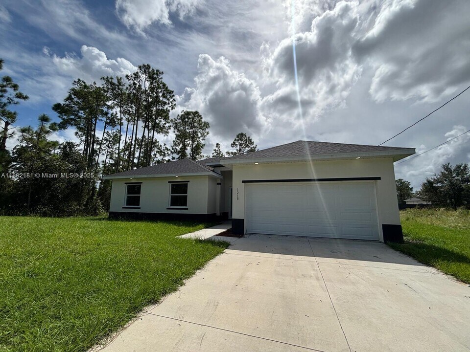 1018 Maddock St E in Lehigh Acres, FL - Building Photo