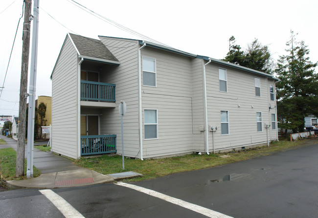 585 S Holladay Dr in Seaside, OR - Foto de edificio - Building Photo