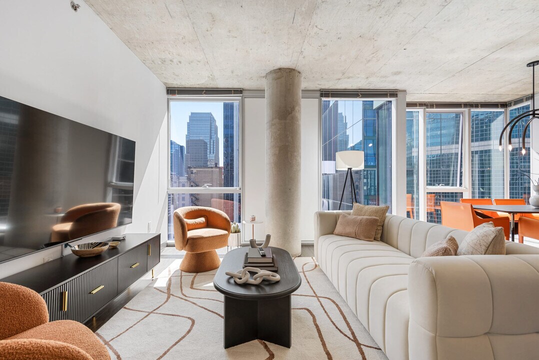 215 W Lake St in Chicago, IL - Building Photo