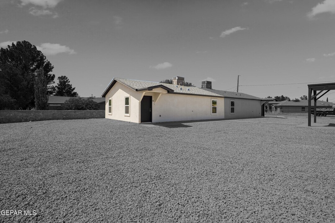 11721 Valle Del Paseo Dr in Socorro, TX - Building Photo