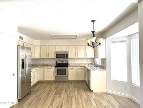 1013 W Sandra Ter in Phoenix, AZ - Building Photo - Building Photo