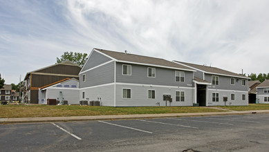 London Oaks in Portsmouth, VA - Building Photo - Building Photo