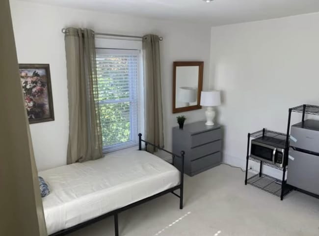 233 E Main St, Unit Room