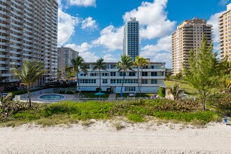 Taromina Apartments in Hallandale Beach, FL - Building Photo - Building Photo