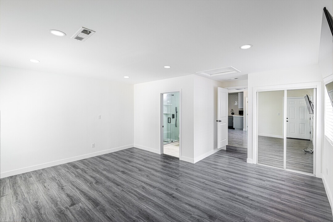 8143 Hinds Ave in North Hollywood, CA - Foto de edificio