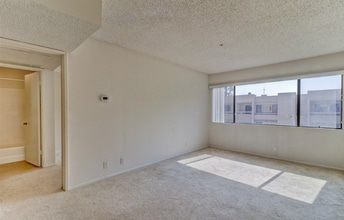 301 N Ford Ave, Unit #218 in Fullerton, CA - Foto de edificio - Building Photo