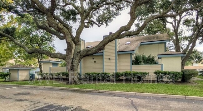 property at 1104 W Defender Ct