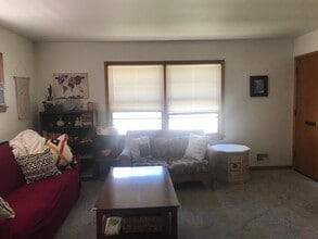 2400 S 92nd St, Unit 1 in West Allis, WI - Foto de edificio - Building Photo