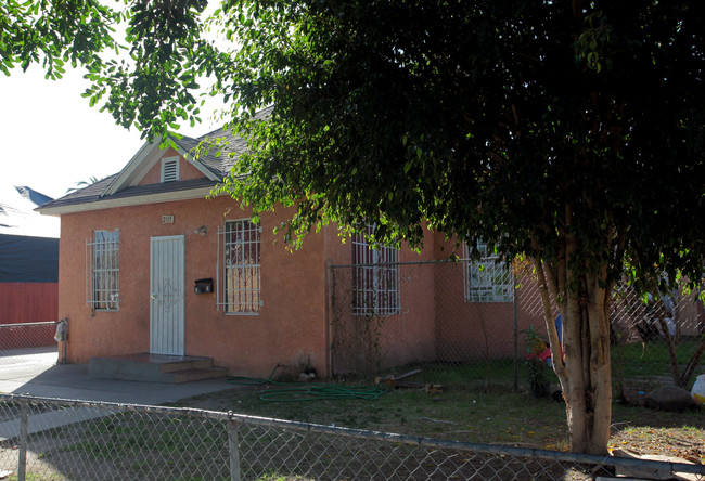 2111 Pasadena Ave in Long Beach, CA - Building Photo - Building Photo