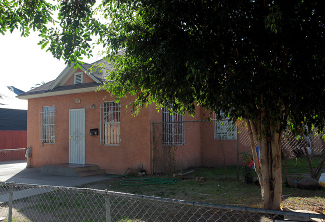 2111 Pasadena Ave in Long Beach, CA - Foto de edificio - Building Photo