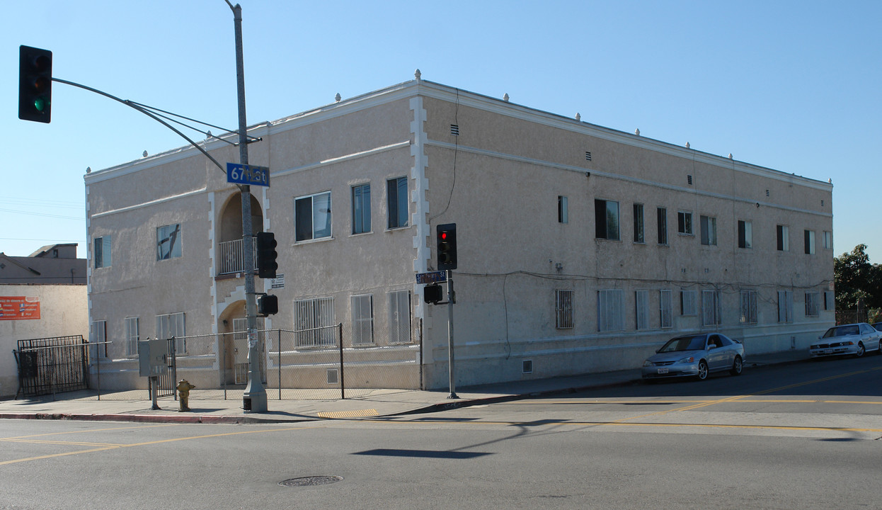 6701 S San Pedro St in Los Angeles, CA - Foto de edificio