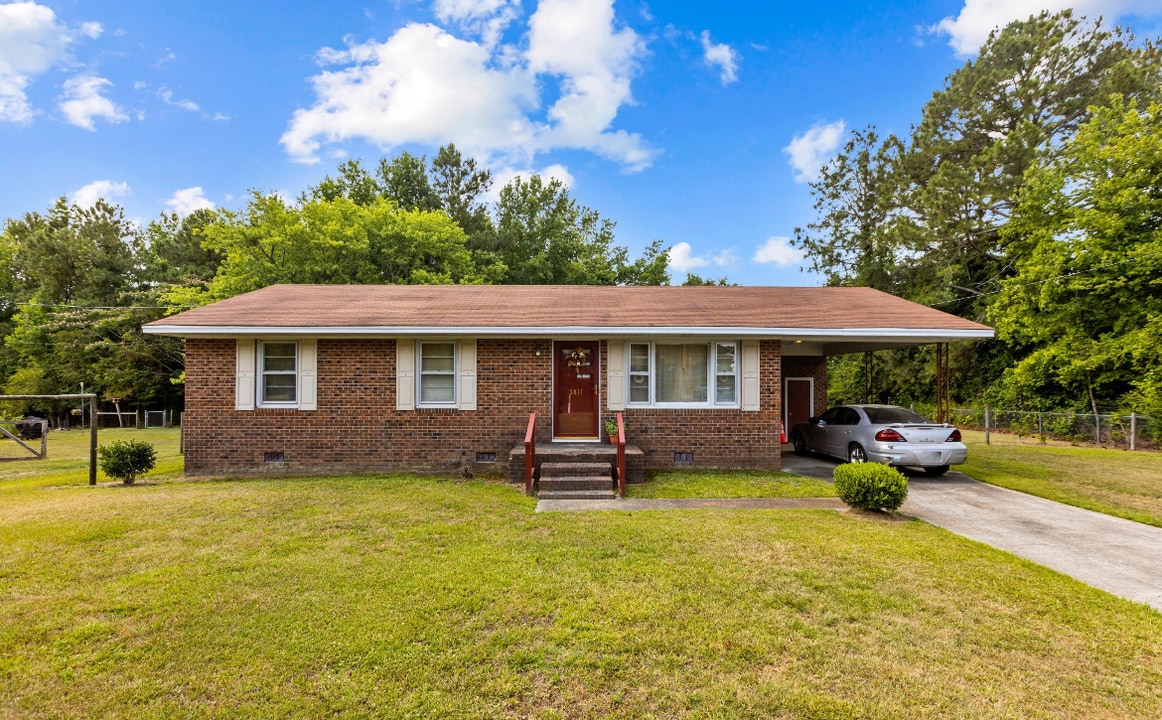 5611 Stantonsburg Rd in Farmville, NC - Building Photo
