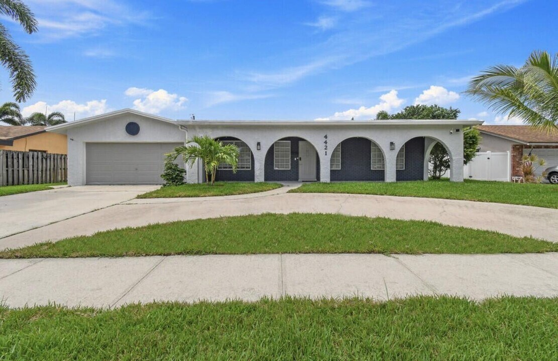 4421 NW 2nd Ct in Coconut Creek, FL - Foto de edificio