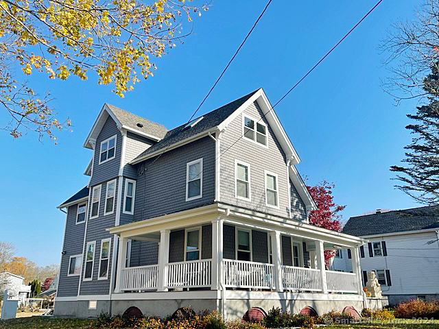 57 E Main St in Stonington, CT - Building Photo