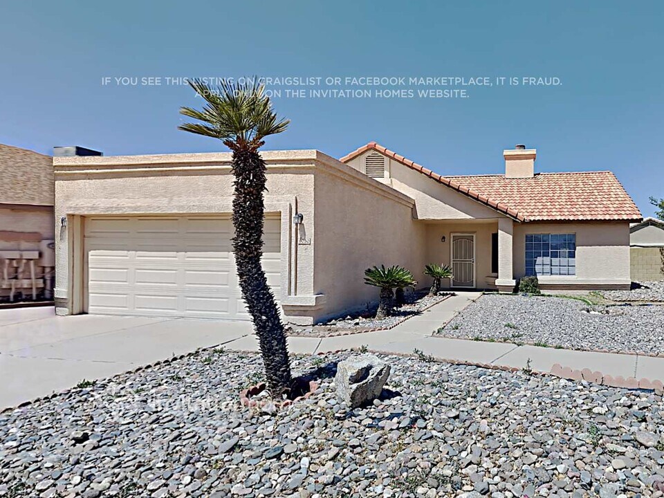 9030 W Windsor Ave in Phoenix, AZ - Foto de edificio