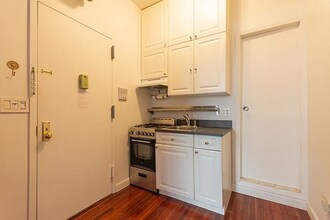 223 W 10th St-Unit -1 in New York, NY - Building Photo - Building Photo