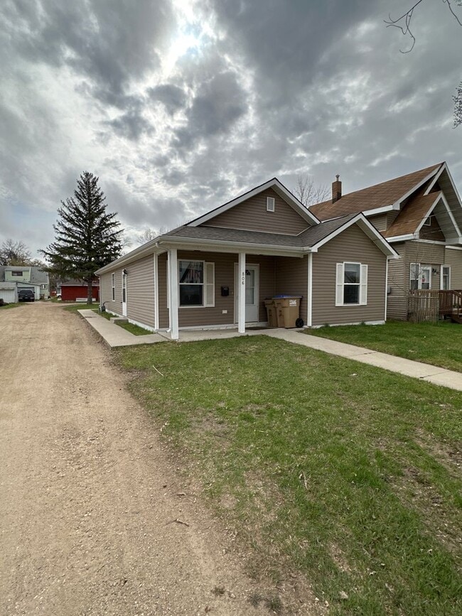 806 10th St NW in Minot, ND - Building Photo - Building Photo