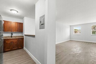1530 Crescent Cir in West Palm Beach, FL - Building Photo