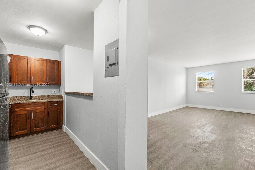 1530 Crescent Cir in West Palm Beach, FL - Building Photo