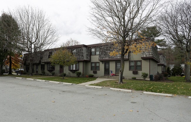 Regent Park Apartments in Nashua, NH - Building Photo - Building Photo