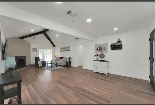 property at 2926 Forest Hills Ln