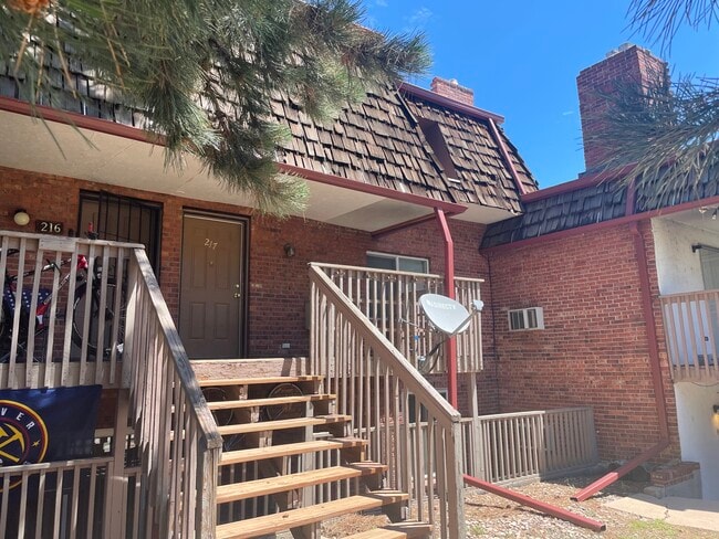 5491 E Warren Ave, Unit 217 in Denver, CO - Building Photo - Building Photo